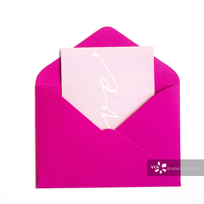 粉色信封与爱心明信片特写，白色背景，情人节贺卡图片素材