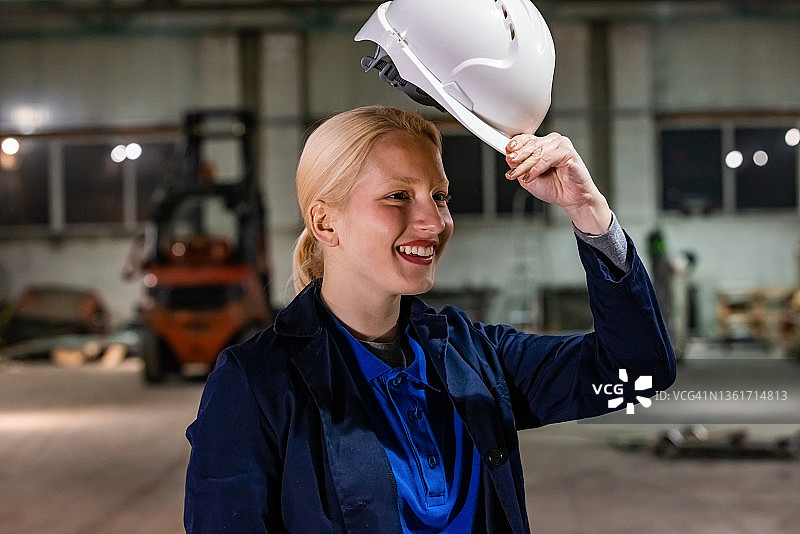 微笑的工业女检查员戴着白色头盔图片素材