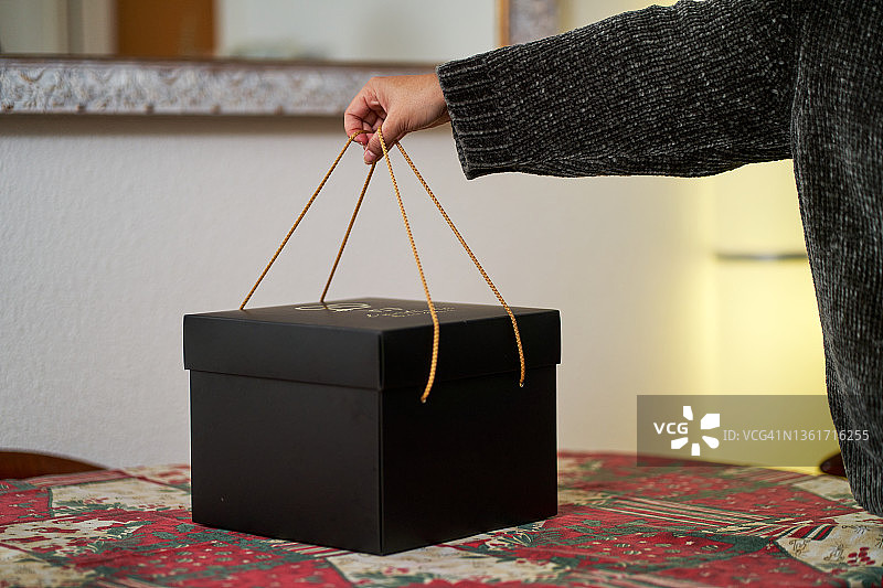 将盒子放在桌子上的人图片素材