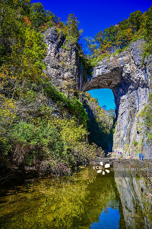 弗吉尼亚州自然桥州立公园的雪松溪天然桥拱图片素材