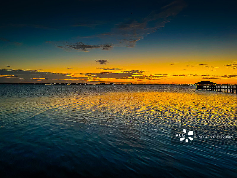 印度河及钓鱼码头的日落 - 佛罗里达州墨尔本海滩图片素材