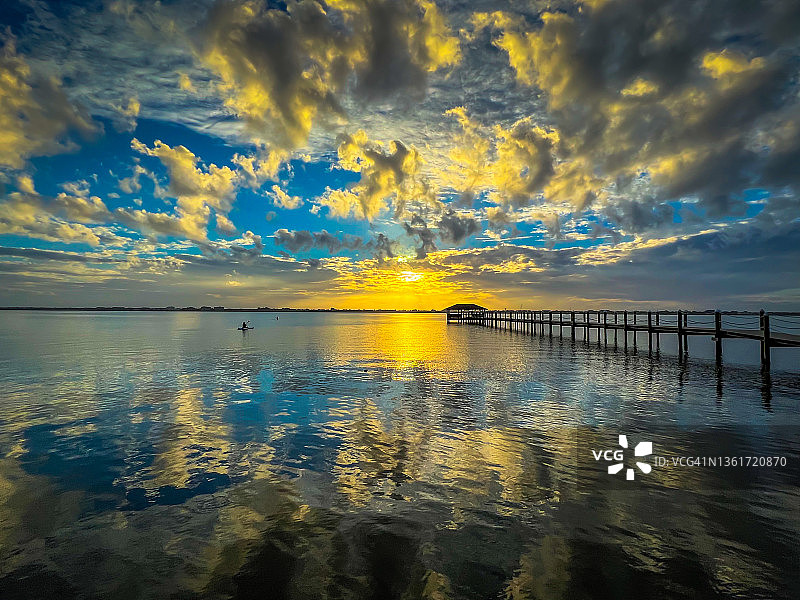 印度河及钓鱼码头的日落 - 佛罗里达州墨尔本海滩图片素材