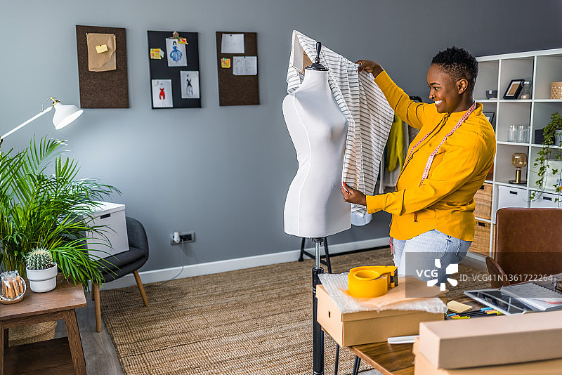 在家制作服装的专业服装设计师图片素材