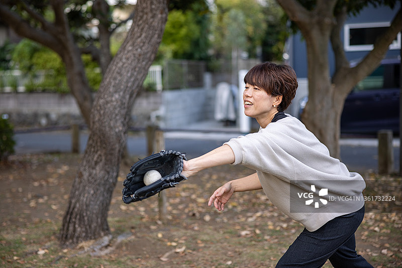 在公园里接球的女人图片素材