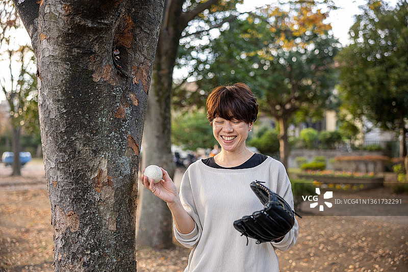 在公园里接球的女人图片素材