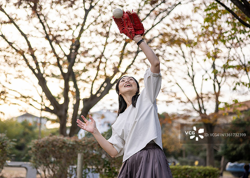 在公园里接球的女人图片素材