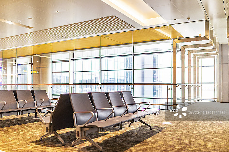 空旷的机场航站楼候机区图片素材