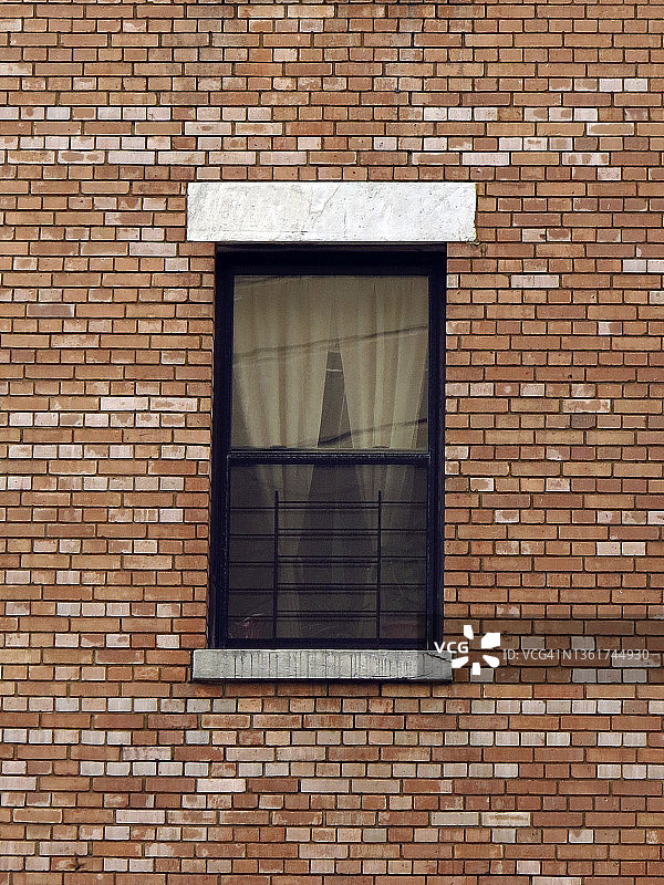 曼哈顿带窗帘和砖墙的窗户图片素材