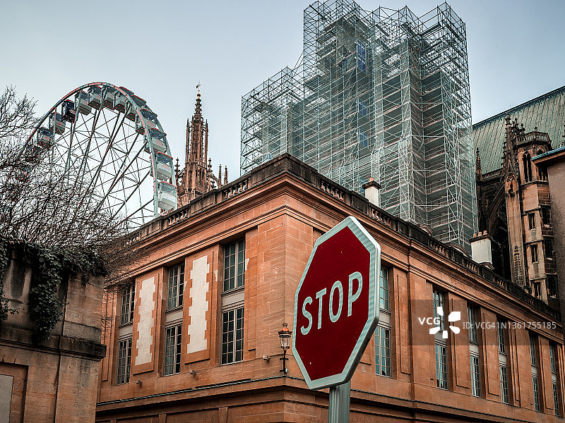 法国梅斯市大教堂广场上的摩天轮图片素材