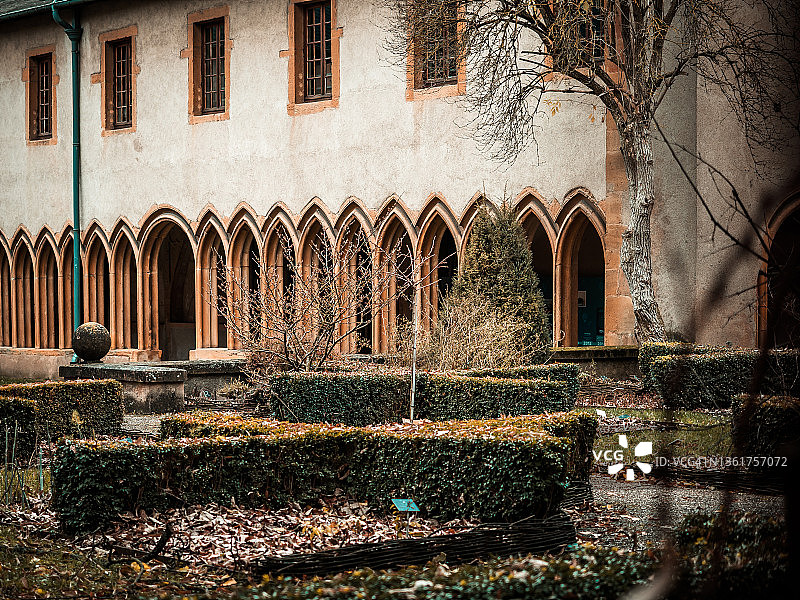 嵌入人行道瓷砖上的黄铜牌匾，指示旅游路线图片素材