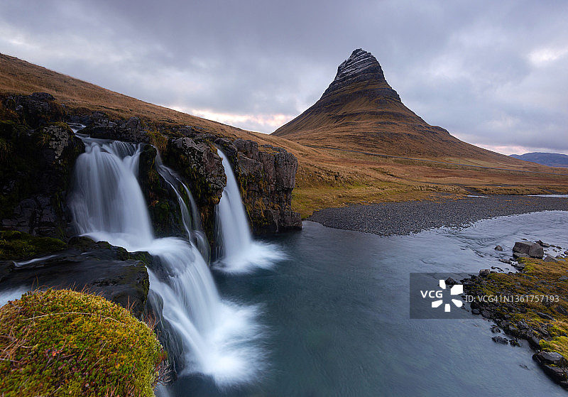 冰岛教堂山瀑布与教堂山美景图片素材