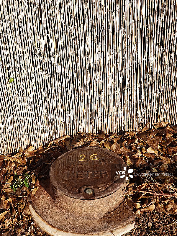 犹他州乡村：金属水表阀门图片素材