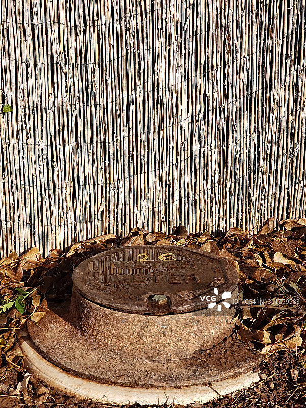 犹他州乡村：金属水表阀门图片素材