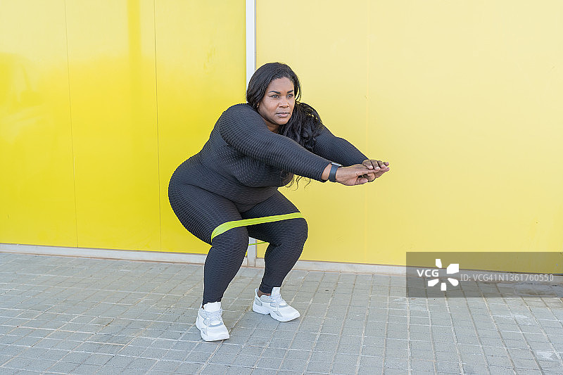 早上做深蹲锻炼的女人图片素材