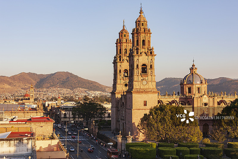 日落时分的莫雷利亚大教堂和马德罗大道图片素材