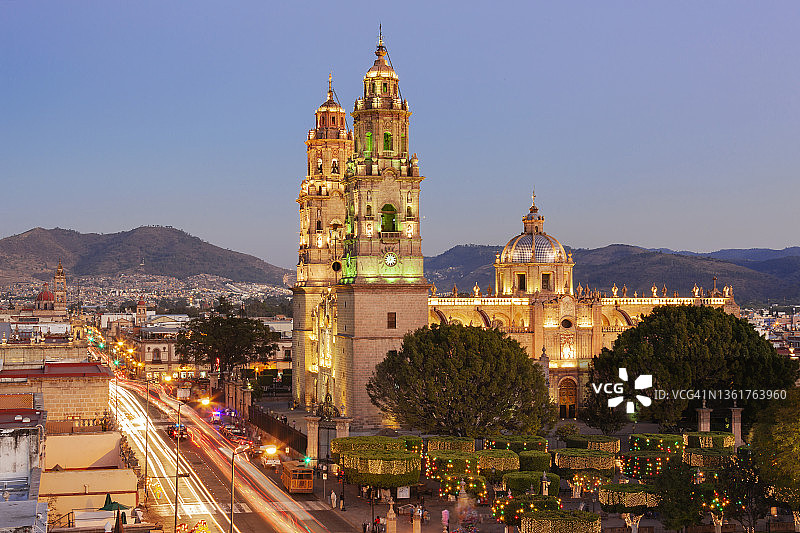 莫雷利亚大教堂与马德罗大道图片素材