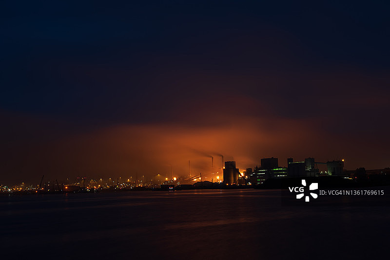 荷兰夜间钢铁制造厂图片素材