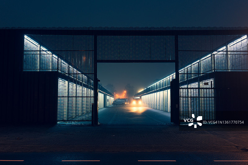 工业区暮色下的自助仓储单元图片素材