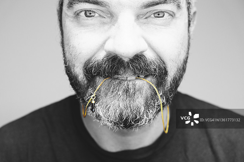 中年男人肖像照，看着镜头微笑图片素材