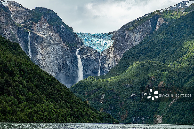 智利魁拉特国家公园文蒂斯奎罗冰川的壮丽融化景象图片素材