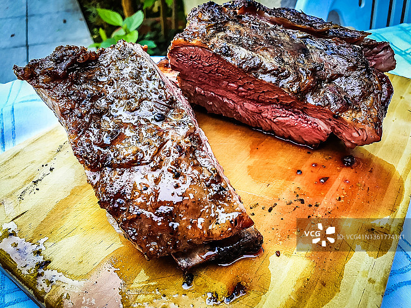 木板上的阿根廷烤肋骨特写图片素材