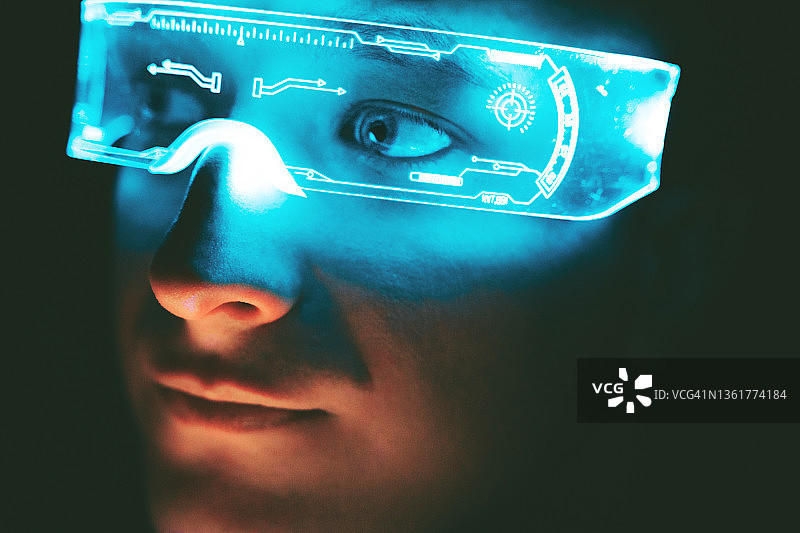 佩戴智能未来眼镜的英俊男人肖像图片素材
