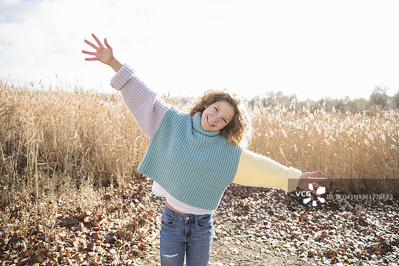 张开双臂看向镜头的小女孩图片素材