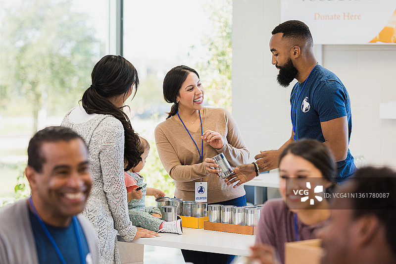 志愿者们在食品银行活动中一起工作图片素材