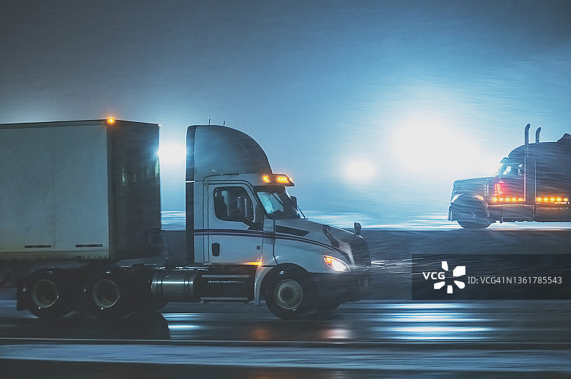 冬季高速公路上的半挂卡车图片素材