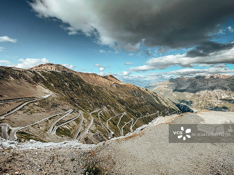 斯泰尔维奥山口的蜿蜒道路图片素材