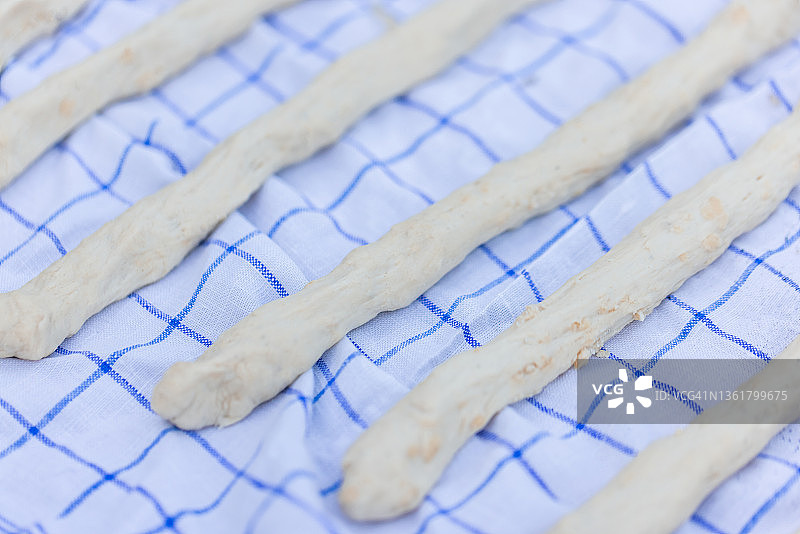 面团在餐布上特写图片素材