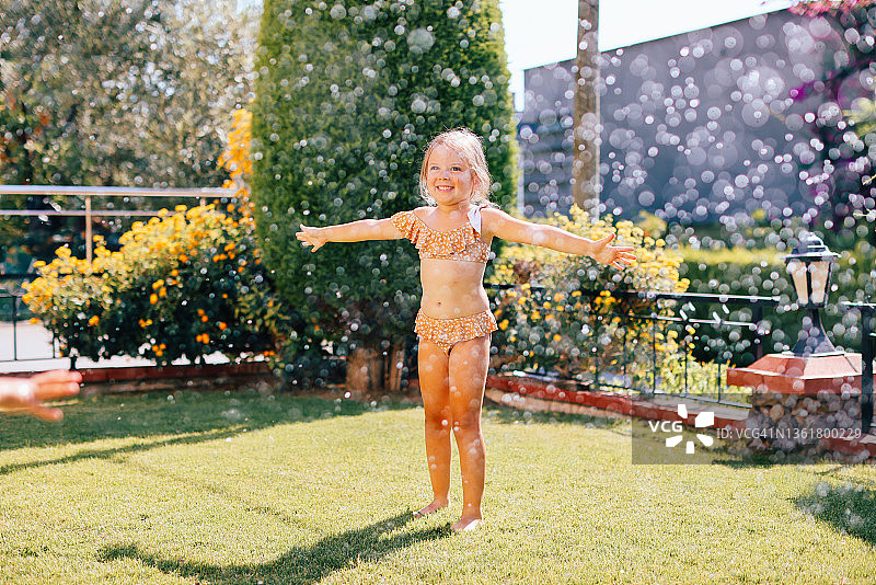 在院子里玩水花图片素材