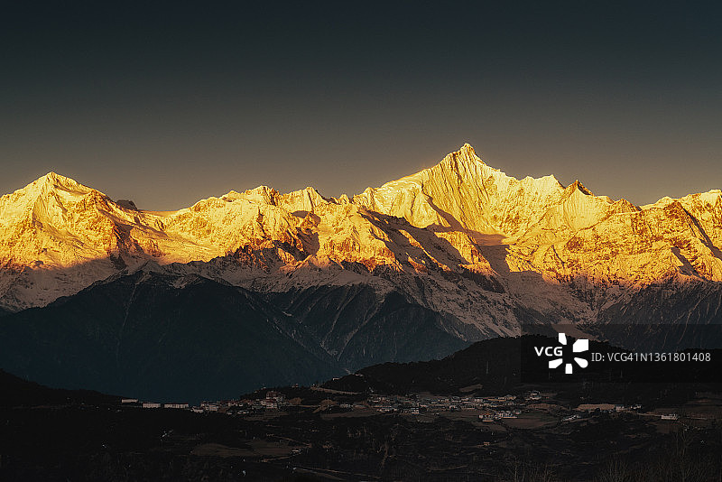 梅里雪山日出图片素材