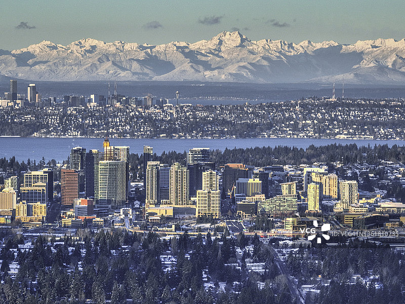 华盛顿州贝尔维尤市中心，可看到奥林匹克山脉和华盛顿湖，美国图片素材