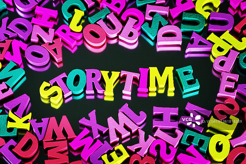 彩色字母拼写的单词“故事时间”图片素材
