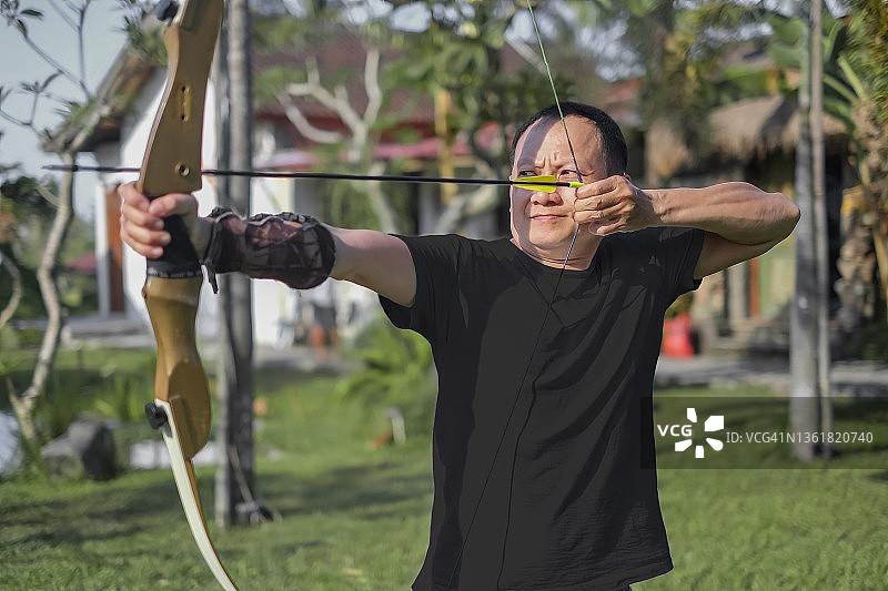 东南亚射箭手在射箭场练习射箭图片素材