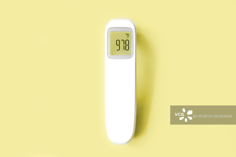 非发烧：红外线温度计显示正常体温图片素材