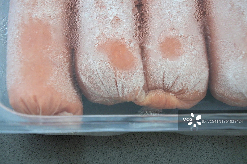 塑料包装内的冰冻肉香肠图片素材