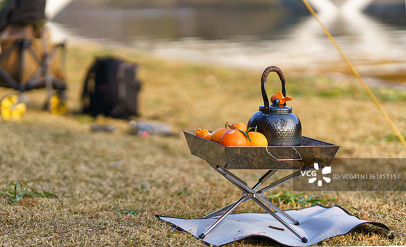 户外炉灶上的水壶图片素材