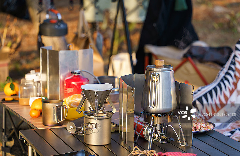 户外露营桌上的咖啡用具图片素材