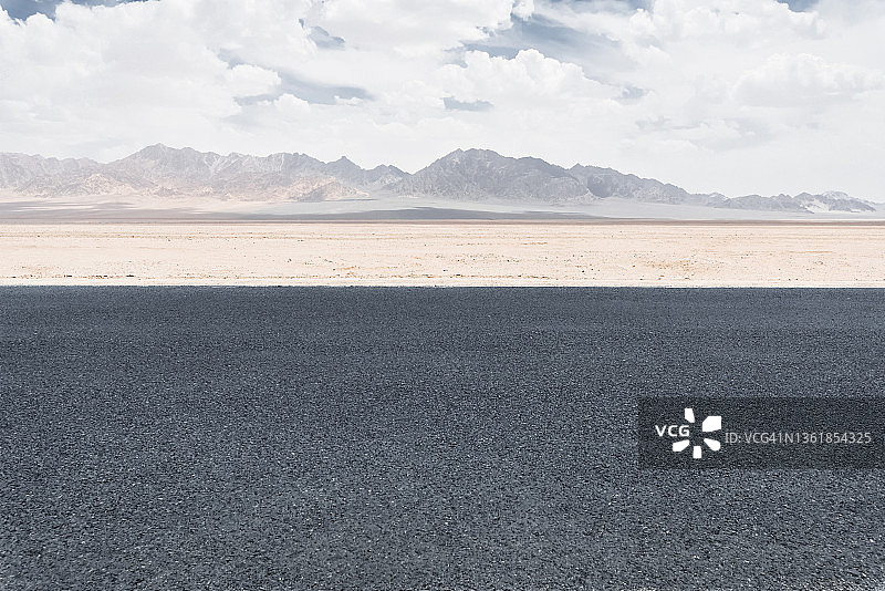 沙漠中的沥青路景观图片素材