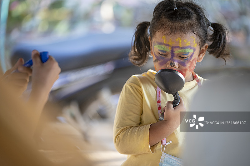 小女孩玩彩绘图片素材