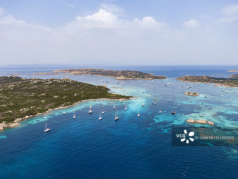 意大利撒丁岛马达莱纳岛玫瑰海滩沿岸的帆船鸟瞰图片素材