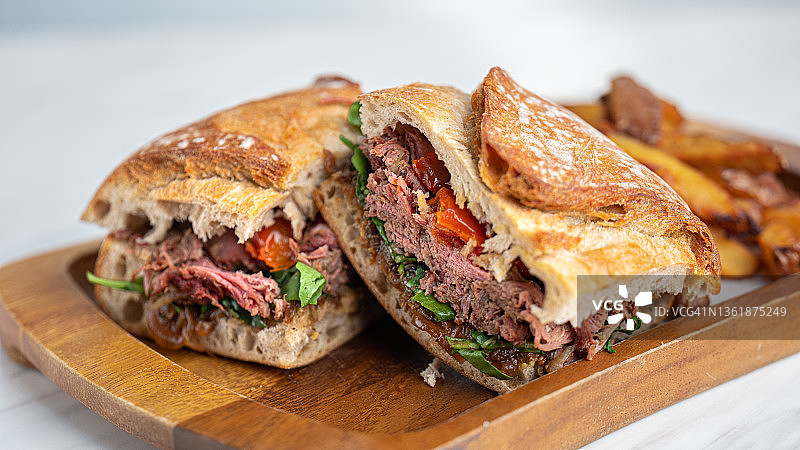 牛肉三明治配薯角图片素材