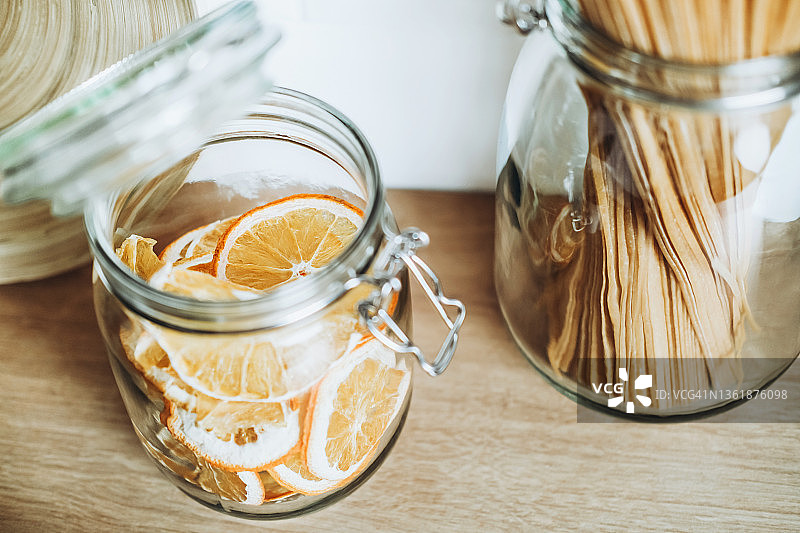 装着橙子片和黑小麦意大利面的瓶子图片素材