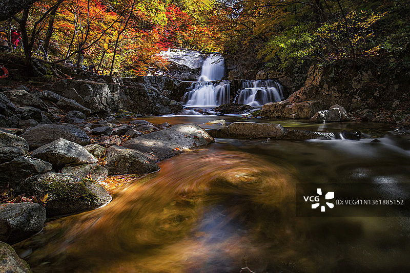 韩国麟蹄芳台山瀑布秋景图片素材