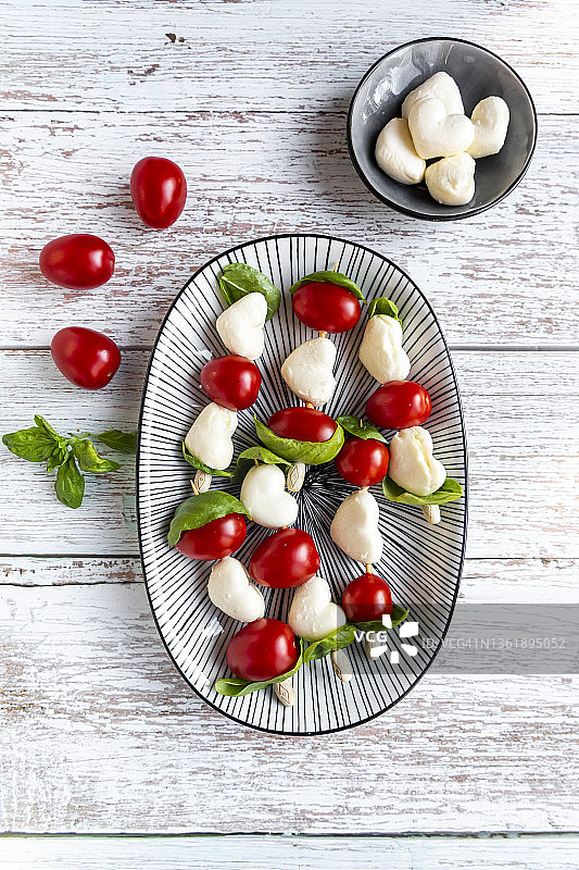 心形马苏里拉奶酪和樱桃番茄串图片素材