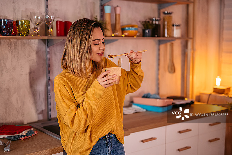 正在享用中餐美食的漂亮女人图片素材