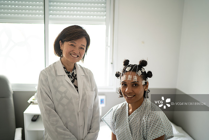 医生与病人睡眠监测肖像图片素材