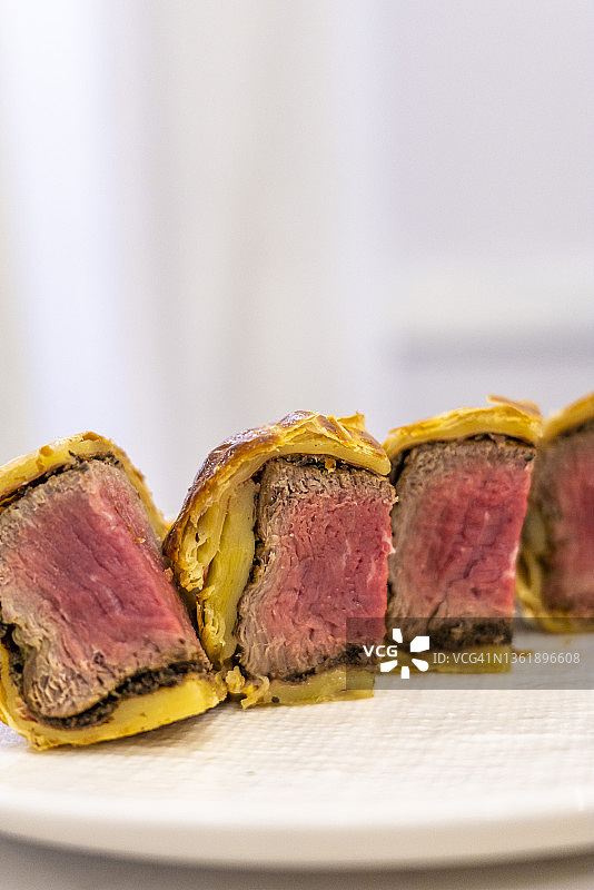 惠灵顿牛排切块图片素材